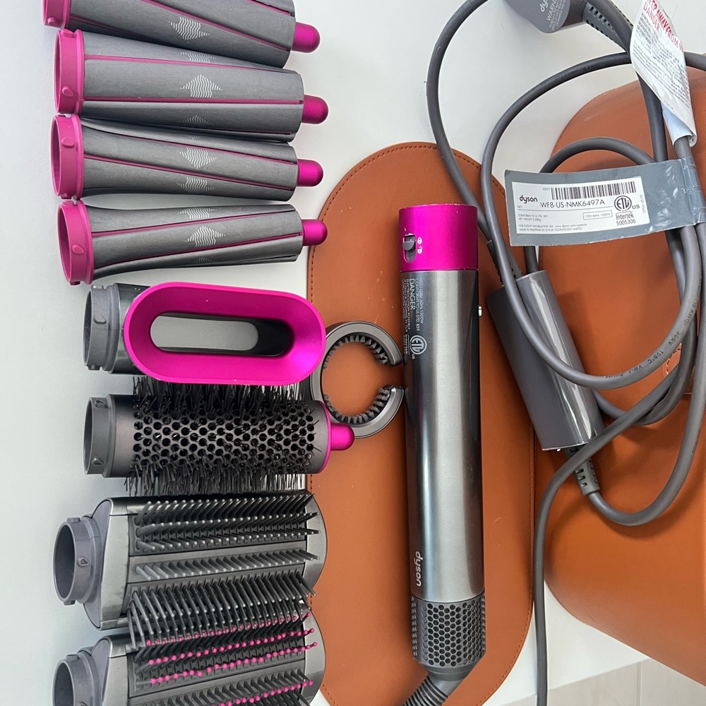 Dyson Airwrap with all accesories, few paint scratches, works perfectly.